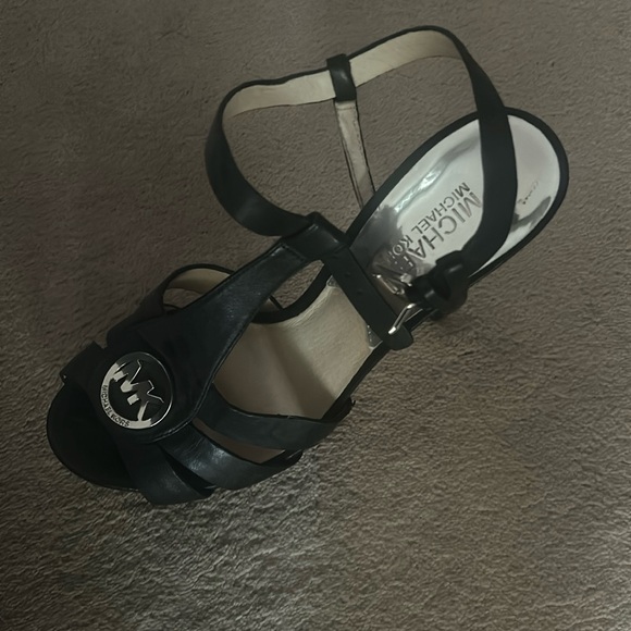 Micheal Kors - Picture 1 of 3